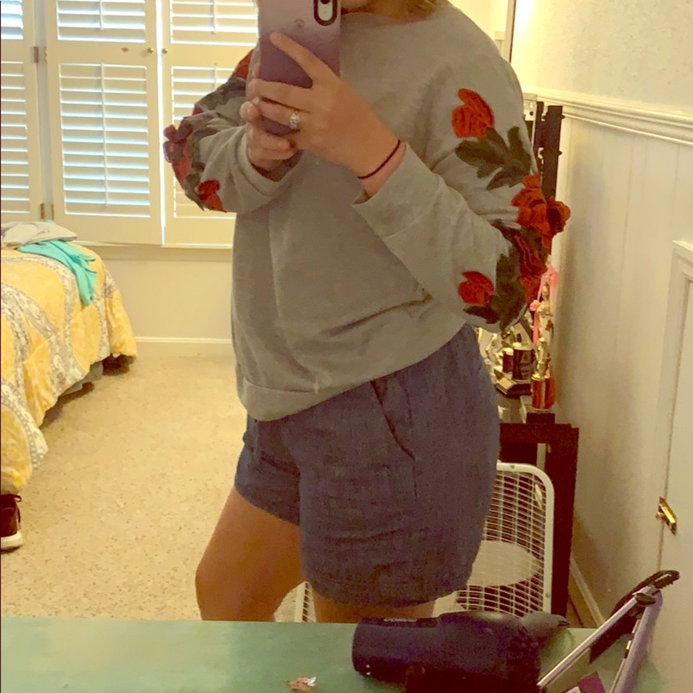 Casual sweatshirt with roses on sleeves